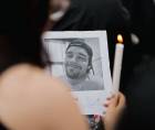 Una fan aprecia una fotografía del cantante británico Liam Payne, quien falleció en octubre de 2024.