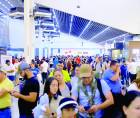 <b>Más de 2,500 viajeros recibió el aeropuerto ayer, estaba abarrotado. Foto: Melvin Cubas.</b>