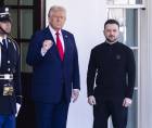 Fotografía de archivo del 28 de febrero de 2025 del presidente de Estados Unidos, Donald Trump (i), posando junto al presidente ucraniano, Volodymyr Zelensky, en la Casa Blanca en Washington (Estados Unidos).