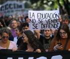 Miles de universitarios y padres marcharon el martes contra el Gobierno de Milei.
