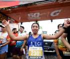 Jos Ajuchán celebra tras cruzar la meta y alzarse con el primer lugar de la Maratón LA PRENSA-Gatorade 2026.
