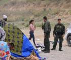 Patrulla Fronteriza y la Oficina de Aduanas y Protección Fronteriza (CBP) desalojan campamento de migrantes en San Diego.