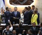 Pablo Emilio Reyes Theodore, el nuevo fiscal general de la República de Honduras, al ser juramentado por el presidente del Congreso Nacional, Tomás Zambrano.