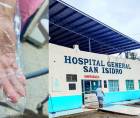 Enfermeras del hospital San Isidro recurren a bolsas plásticas como sustituto de guantes debido al desabastecimiento que mantiene al centro en situación de calamidad doméstica.