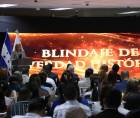 Ana Paola Hall discursa anoche en la presentación del informe en Tegucigalpa.