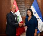 Fotografía que muestra a la presidenta electa de Perú, Keiko Fujimori (d), posando previo a su investidura junto al presidente de Honduras, Nasry Asfura, este martes en el Palacio de Torre Tagle en Lima (Perú). EFE/@CancilleriaPeru.