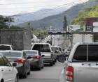 Fuerte congestionamiento vial se reporta a esta hora del mediodía de hoy viernes en el bulevar del sur de San Pedro Sula.