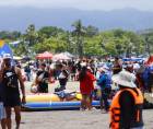 Bañistas disfrutan de las playas de Puerto Cortés durante el feriado de Semana Santa.