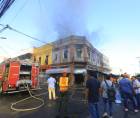 Un voraz incendio consumió varios locales comerciales la tarde de este domingo en el centro de San Pedro Sula, generando pánico entre vendedores aledaños que corrieron a resguardar sus productos ante el temor de que las llamas se propagaran.