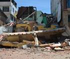Un sismo de magnitud 6,5 que sacudió el sur de <b>Ecuador</b> y alcanzó a su vecino Perú dejó al menos 14 muertos, varios heridos y daños en edificaciones, según un balance oficial.