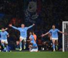 Jugadores del Manchester City celebrando con euforia tras el final del partido.