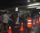Personas caminan en caravana durante la noche de ayer domingo, en Tapachula, Chiapas (México). La caravana Fe y Esperanza, conformada por más de 600 migrantes de Honduras, El Salvador, Guatemala, Ecuador y Haití. EFE/Juan Manuel Blanco