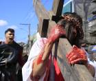 Una persona que representa a Jesús participa en el viacrucis de Semana Santa este viernes, en Tegucigalpa (Honduras). EFE/ Gustavo Amador