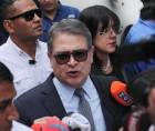 El expresidente de Honduras Juan Orlando Hernández hablando con periodistas a su llegada a la Corte Suprema de Justicia.