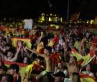 Aficionados de la selección española celebran en la plaza de Colón de Madrid la victoria del mundial 2026 tras derrotar a Argentina en la final que han disputado este domingo en el estadio MetLife de Nueva Jersey. EFE/J.J.Guillen