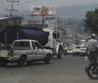 Automóviles transitan por una avenida en medio de una densa capa de humo causada por un incendio este martes, en la ciudad de Tegucigalpa.