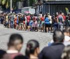 Personas hacen fila en un puesto de votación este domingo, en el barrio de Bonsucesso cerca al complejo de favelas de Maré, en Río de Janeiro (Brasil).