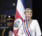 La presidenta electa de Costa Rica, Laura Fernández, habla en su ceremonia de investidura para el periodo 2026-2030, este viernes, en el Estadio Nacional de San José (Costa Rica).