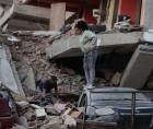 Residentes entre los escombros de un edificio en ruinas por los terremotos, en la localidad de Catia La Mar, en el estado costero de La Guaira (Venezuela), este jueves. EFE/ Ronald Pena R.