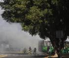 Integrantes del Cuerpo de Bomberos de Guadalajara intentan apagar un vehículo incendiado el pasado domingo, en Guadalajara (México).