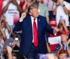 El presidente de EE.UU., Donald Trump, baila en un acto de campaña de apoyo de los candidatos republicanos el 7 de octubre de 2026.