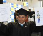 El hondureño Rosendo Nahín Domínguez Domínguez se graduó el martes (28 de marzo de 2023) con honores de dos licenciaturas en la Universidad Nacional Autónoma de Honduras (Unah).