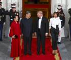 La primera dama de China, Peng Liyuan; el presidente chino, Xi Jinping; el presidente de EE.UU., Donald Trump; y la primera dama, Melania Trump, posan en el Pórtico Norte antes de la cena de Estado en la Casa Blanca en Washington.
