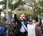Simpatizantes del presidente salvadoreño, Nayib Bukele, asisten a la Plaza Gerardo Barrios para presenciar la ceremonia de investidura de un segundo mandato de Bukele este sábado en San Salvador (El Salvador).