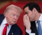 El presidente de EE.UU. Donald Trump (L) escucha al secretario de Estado de EE.UU. Marco Rubio (R) durante una mesa redonda.