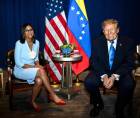 Fotografía difundida en la cuenta oficial de Telegram Prensa Presidencial de Venezuela en la que muestra a la presidenta interina de Venezuela, Delcy Rodríguez (i), posa junto al presidente de Estados Unidos, Donald Trump, este martes en un encuentro que supone un acercamiento inédito entre Washington y Caracas, en Nueva York (Estados Unidos). EFE/
