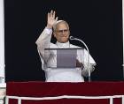 El papa León XIV reza el Ángelus, la oración tradicional de los domingos, desde la ventana de su despacho que da a la Plaza de San Pedro, el día después de su alta del Hospital Universitario Agostino Gemelli, en la Ciudad del Vaticano, el 18 de octubre de 2026.