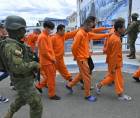 Presos son llevadas a sus celdas en cárcel de Ecuador.
