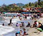 Las playas de Tela son las ms visitadas en Semana Santa, sin embargo los transportistas se quejan por el cobro de mil lempiras por parqueo de los autobuses, fondo que finalmente terminan pagando los viajeros.