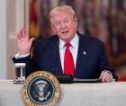 Trump habla durante un evento oficial en la Casa Blanca.