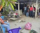 Familiares y amigos observan los féretros de los hermanos Elmer y Wilmer Suchite durante su velorio este viernes, en Rigores, Trujillo, Colón.