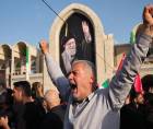 Un hombre grita eslóganes contra Estados Unidos e Israel en el funeral del asesinado líder supremo de Irán, Alí Jameneí, en la mezquita Mosala de Teherán.