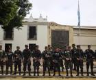 Integrantes del Ejército custodian el Congreso Nacional el martes, en Tegucigalpa. Desde la semana pasada las Fuerzas Armadas comenzaron a tomar el control de la seguridad en la sede del Parlamento.