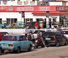 Fotografía que muestra vehículos haciendo fila para abastecerse de combustible en La Habana (Cuba).