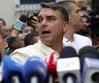 El candidato a la presidencia de Brasil, Flavio Bolsonaro se dirige a los medios tras votar en una escuela de la zona norte de Río de Janeiro, Brasil, durante la primera vuelta de las elecciones.