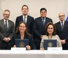 Fotografía cedida por Desarrollo Internacional de Estados Unidos (DFC), que muestra a la jefa de Políticas de la DFC, Caroline Vik (c-i); y a la directora ejecutiva de MiCrédito, Verónica Herrera (c-d), posando ayer martes durante la firma de un acuerdo por 10 millones de dólares para financiar a micro, pequeñas y medianas empresas de Honduras, en Washington. (EE.UU.). EFE
