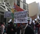 Personas sostienen carteles durante una marcha para exigir al gobierno soluciones ante los bloqueos y el desabastecimiento este martes, en La Paz (Bolivia).