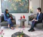 Fotografía cedida el Palacio de Miraflores de la presidenta encargada de Venezuela, Delcy Rodríguez (i), reunida con el embajador de China en Venezuela, Lan Hu, este jueves, en Caracas.