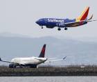 Fotografía de archivo de la aerolínea Southwest Airlines aterrizando cerca de un aparato de Delta Airlines en el aeropuerto internacional de San Francisco en Estados Unidos. EFE/EPA/JOHN G. MABANGLO