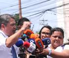 El expresidente de Honduras Juan Orlando Hernández (i) habla con periodistas este lunes, en Tegucigalpa (Honduras). EFE/ Gustavo Amador
