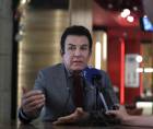 El candidato presidencial Salvador Nasralla, del conservador Partido Liberal de Honduras, habla durante una entrevista con EFE en Tegucigalpa previo a los comicios del 30 de noviembre.