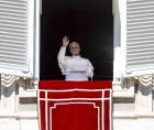 El Papa León XIV dirige el rezo del Ángelus desde la ventana de su despacho con vistas a la Plaza de San Pedro, en la Ciudad del Vaticano, el 11 de octubre de 2026.