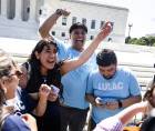Simpatizantes de partidarios de la ciudadanía por nacimiento celebran después de que la Corte Suprema de Estados Unidos rechazara la orden ejecutiva del presidente estadounidense Donald Trump que intentaba revertir ese derecho en Washington (EE.UU.). EFE/EPA/JIM LO SCALZO