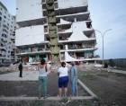 Residentes observan varios bloques de viviendas dañados por los terremotos en la localidad de Catia La Mar, en el estado costero de La Guaira (Venezuela).