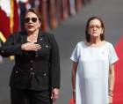 La presidente de Honduras, Xiomara Castro, fue recibida por la ministra de Exteriores de El Salvador, Alexandra Gill (derecha), este viernes en el aeropuerto San Romero de San Salvador (El Salvador).