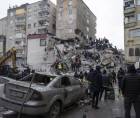 Rescatistas buscan sobrevivientes tras el derrumbe de varios edificios en Turquía y Siria.